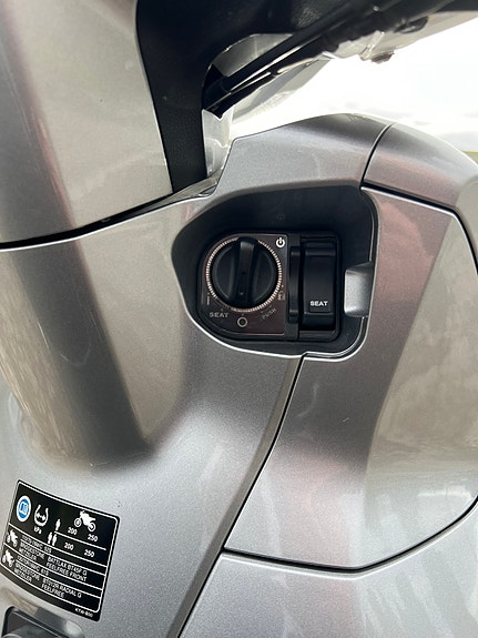 Honda SH 300i | TOPPBOKS | KEYLESS | VARMEHOLKER | HØSTPRIS 10 of 14