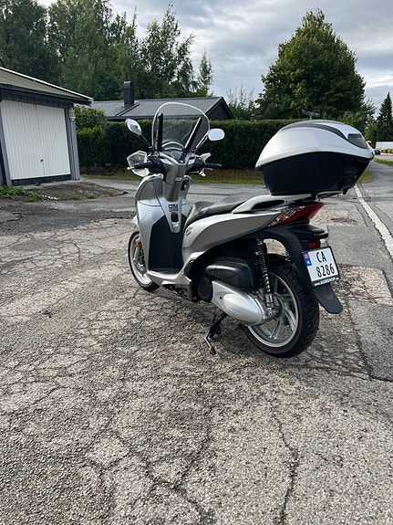 Honda SH 300i | TOPPBOKS | KEYLESS | VARMEHOLKER | HØSTPRIS 4 of 14
