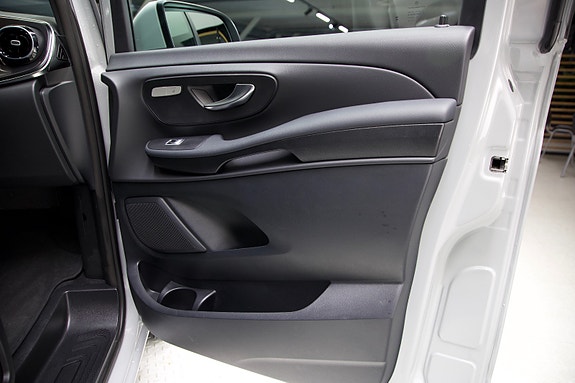Mercedes-Benz EQV300 9 of 30