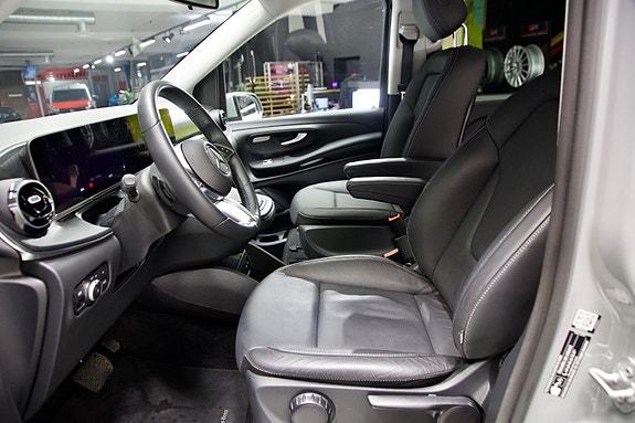 Mercedes-Benz EQV300 17 of 30