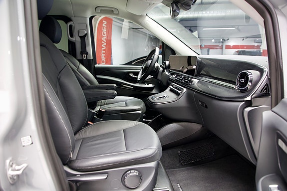 Mercedes-Benz EQV300 2 of 30