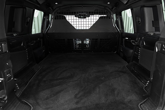 Land Rover Defender 110 8 of 30