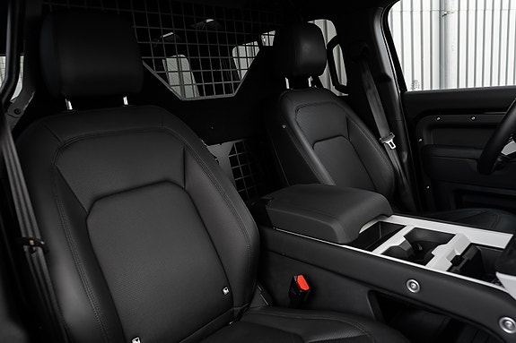 Land Rover Defender 110 15 of 30