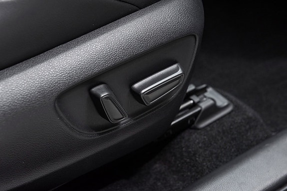 Toyota RAV4 Plug-in Hybrid 28 of 30