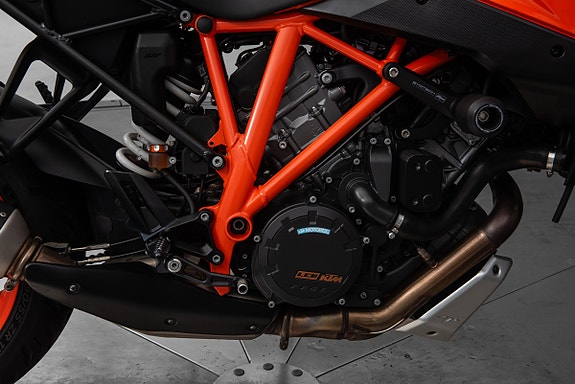 KTM 1290 Super Duke GT 11 of 15
