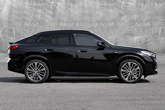 BMW iX2 12 of 30