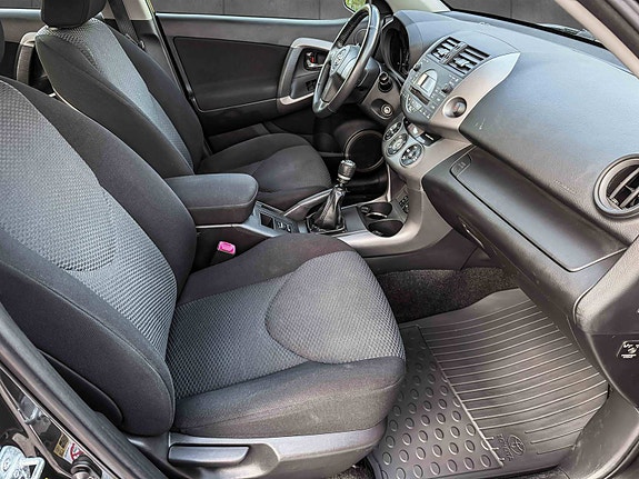Toyota RAV4 9 of 12