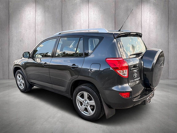 Toyota RAV4 3 of 12
