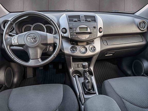 Toyota RAV4 7 of 12
