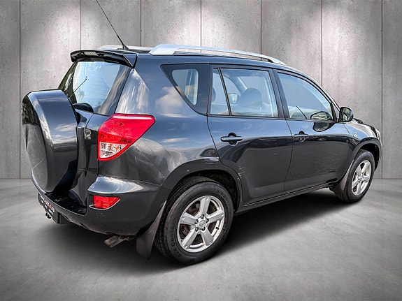 Toyota RAV4 4 of 12
