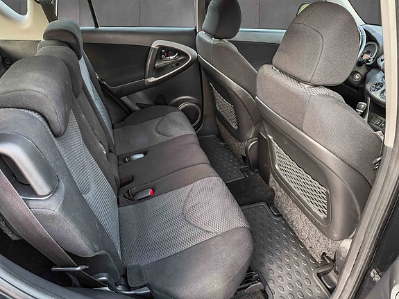 Toyota RAV4 10 of 12