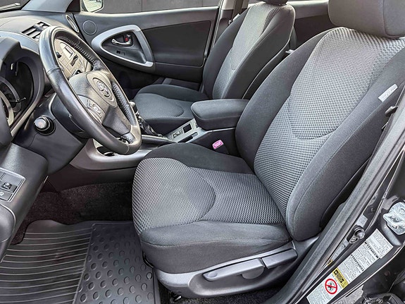Toyota RAV4 8 of 12