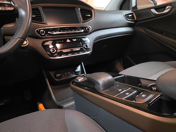 Hyundai IONIQ 24 of 30