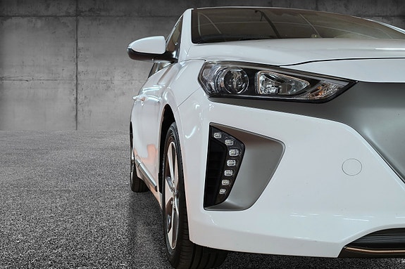 Hyundai IONIQ 2 of 30