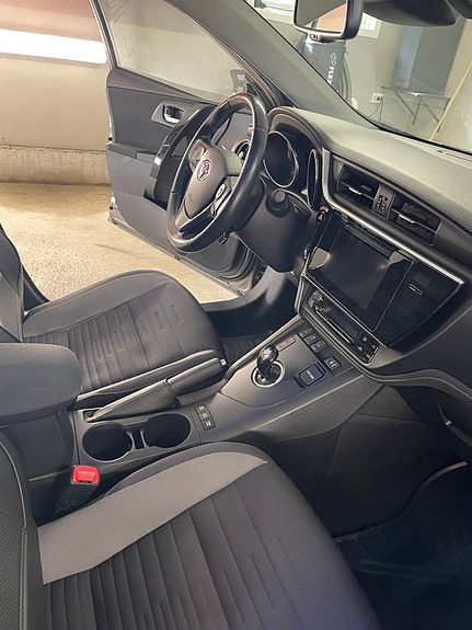 Toyota Auris 2 of 13