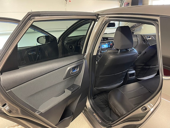 Toyota Auris 7 of 13