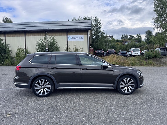 Volkswagen Passat Alltrack 5 of 24