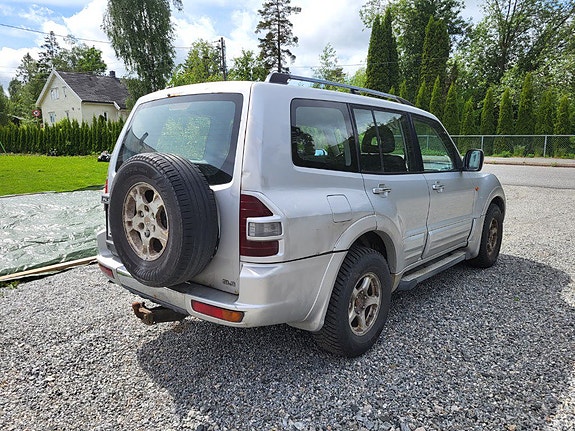 Mitsubishi Pajero 3 of 6