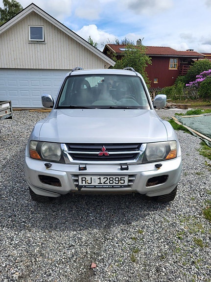 Mitsubishi Pajero 2 of 6