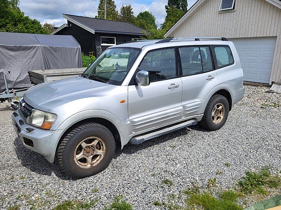 Mitsubishi Pajero 4 of 6