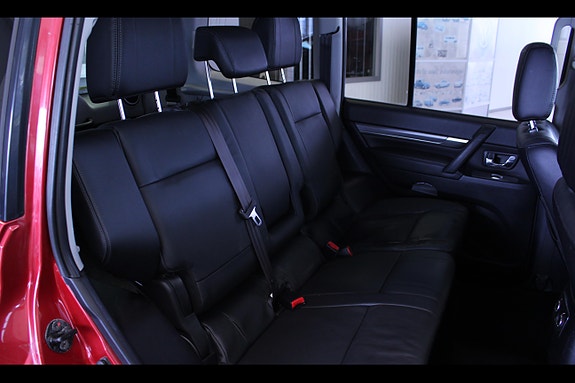 Mitsubishi Pajero 14 of 17