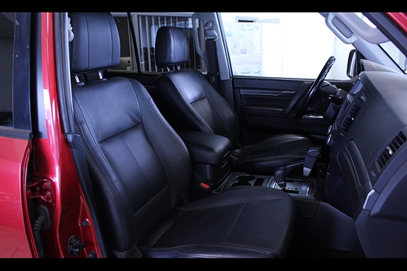Mitsubishi Pajero 13 of 17