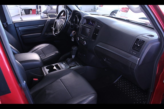 Mitsubishi Pajero 12 of 17