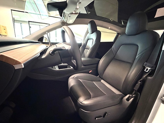 Tesla Model Y 10 of 19