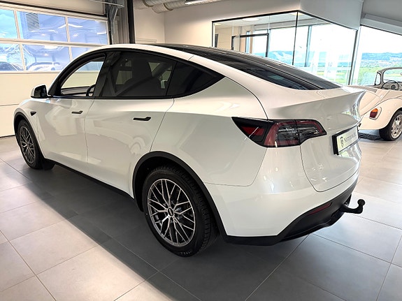 Tesla Model Y 4 of 19
