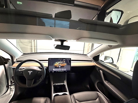 Tesla Model Y 14 of 19