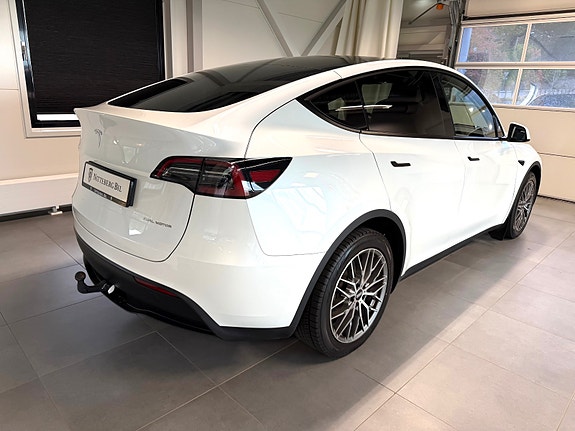 Tesla Model Y 6 of 19