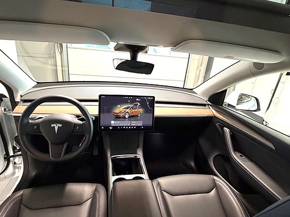 Tesla Model Y 13 of 19