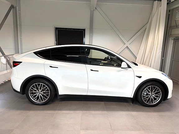 Tesla Model Y 7 of 19