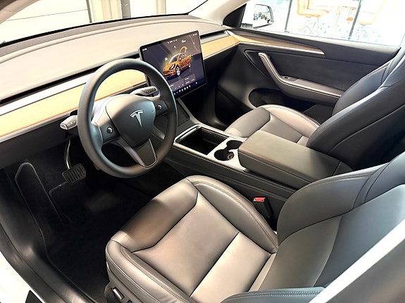 Tesla Model Y 11 of 19