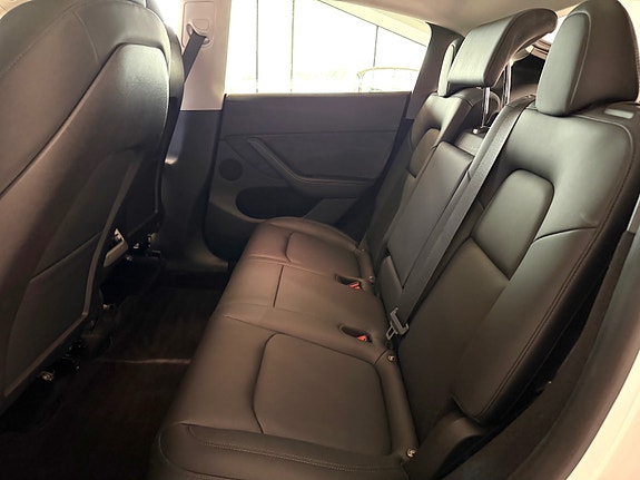 Tesla Model Y 16 of 19