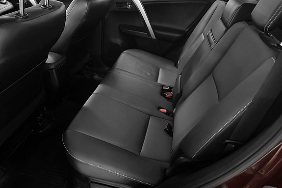 Toyota RAV4 8 of 16