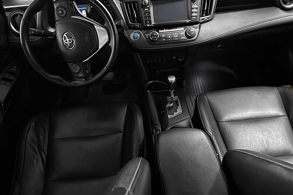 Toyota RAV4 4 of 16