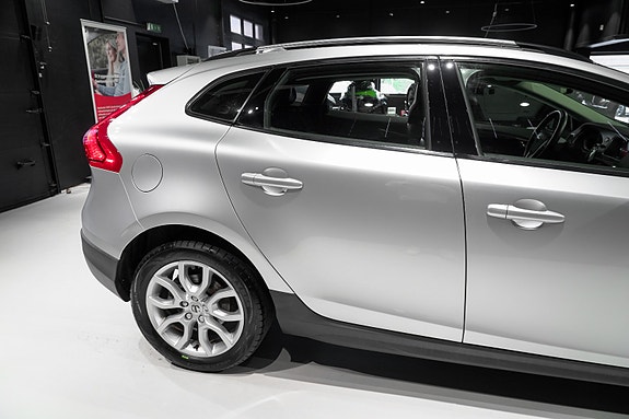 Volvo V40 Cross Country 7 of 30