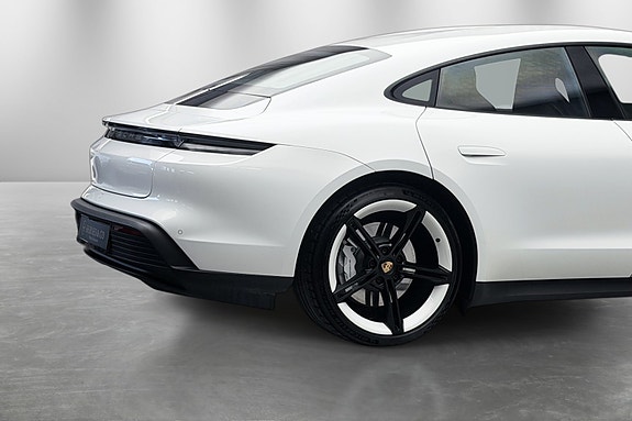 Porsche Taycan 4S 8 of 30