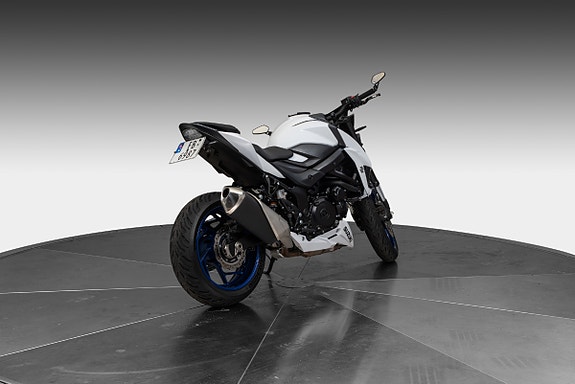 Suzuki GSX-S 750 2 of 15