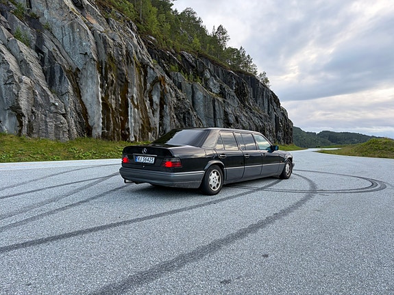 Mercedes-Benz E200 d 2 of 9