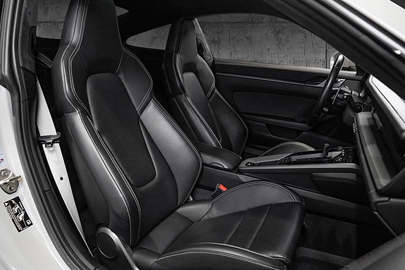 Porsche 911 Carrera 4S 17 of 30
