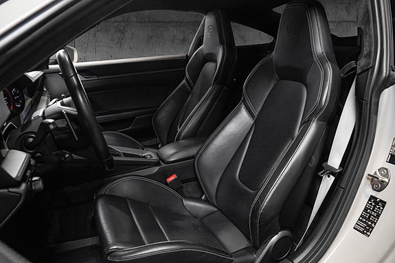 Porsche 911 Carrera 4S 14 of 30