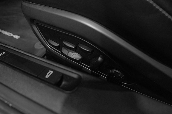 Porsche 911 Carrera 4S 16 of 30