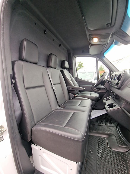 Mercedes-Benz Sprinter 23 of 30