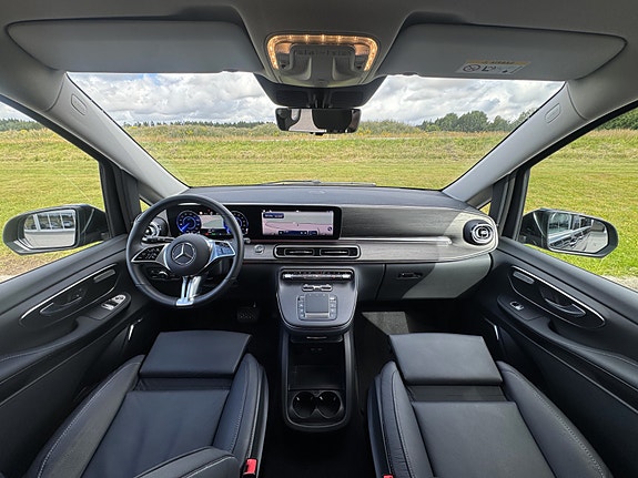 Mercedes-Benz EQV300 2 of 24