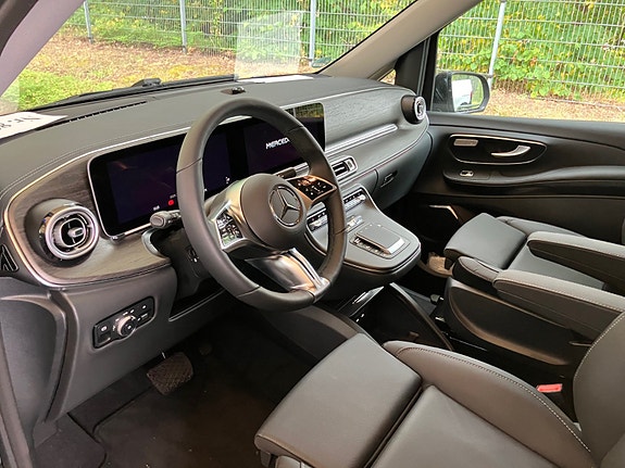 Mercedes-Benz EQV300 3 of 24