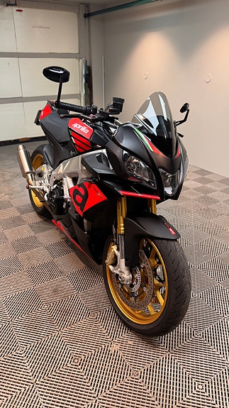 Aprilia Tuono V4 1000 R 5 of 10