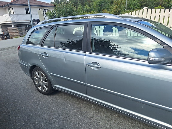 Toyota Avensis 4 of 9