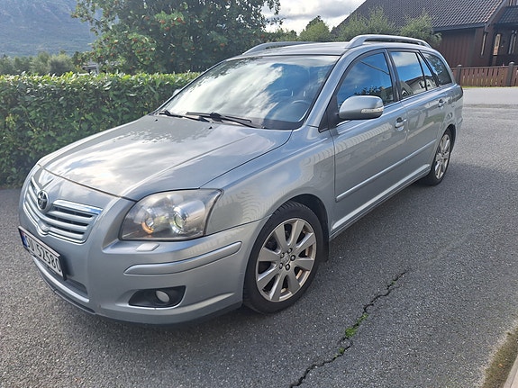 Toyota Avensis 2 of 9